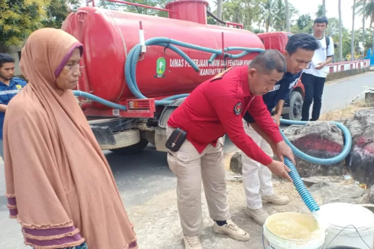 Musim Kemarau, Polres Sinjai Bagikan 1 Truk Tangki Air Bersih kepada Warga