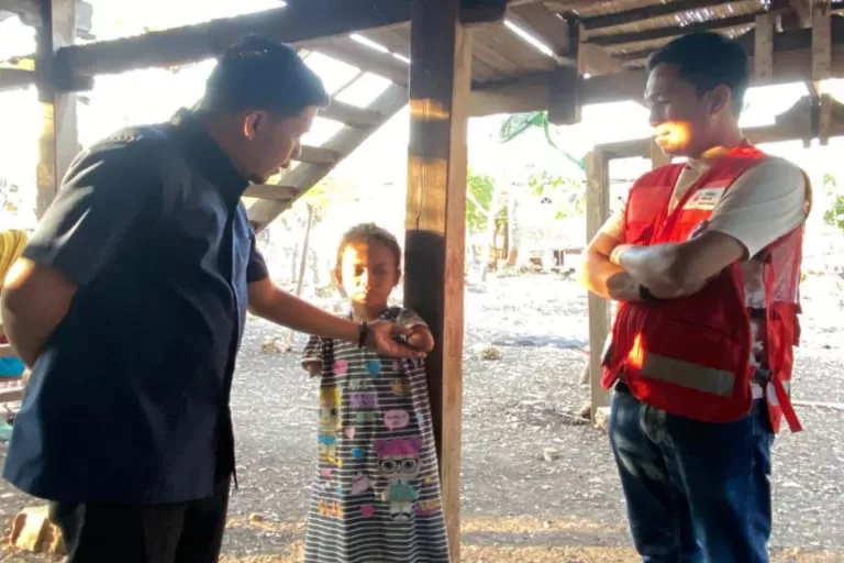 Peduli Sesama, PMI Jeneponto Sambangi Bocah Perempuan Lahir Tanpa Tangan dan Satu Kaki