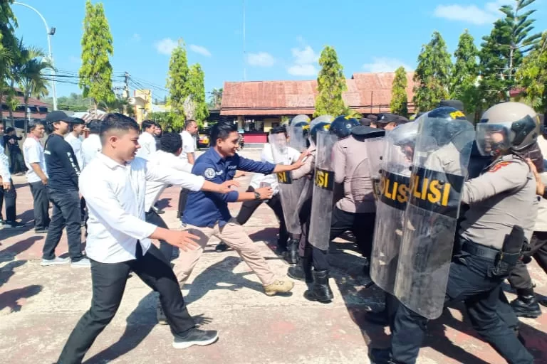 Polisi dan Massa Saling Dorong Depan Mapolres Sinjai, Ada Apa?