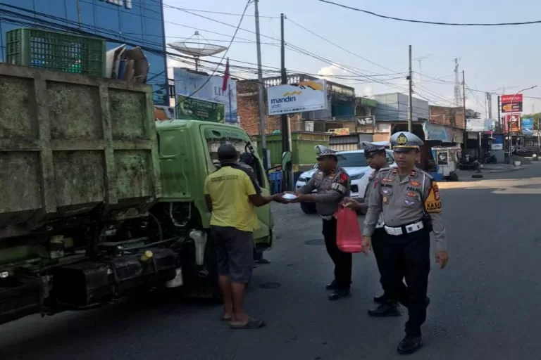 Jumat Berkah, Sat Lantas Polres Sinjai Berbagi ke Pengguna Jalan Sekaligus Beri Imbauan