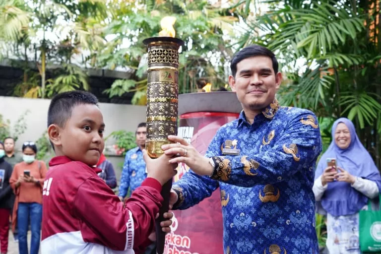 Camat Mamajang Menerima Kirab Obor Porkot ke-8 Makassar