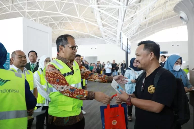 Tingkatkan Minat Wisatawan, Dinas Pariwisata Makassar Bagikan Pisang Ijo ke Penumpang Garuda Indonesia