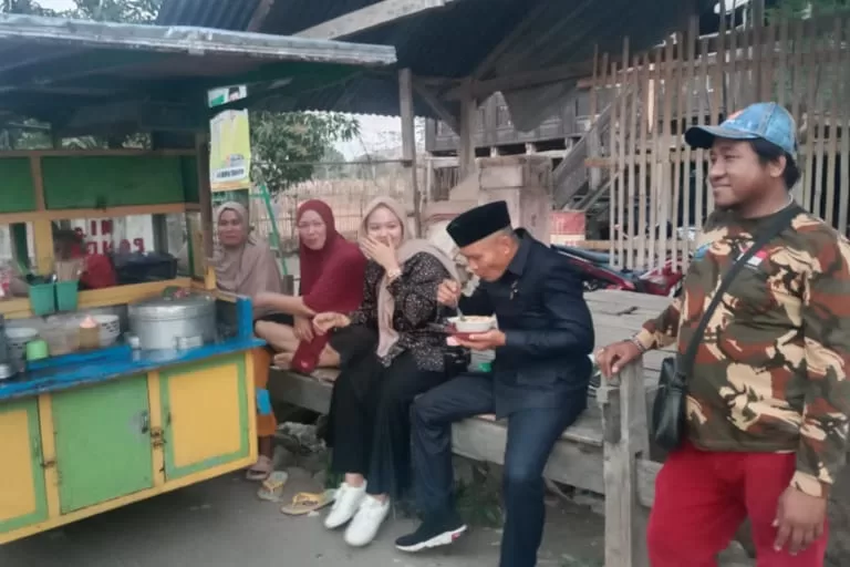 Sosok Anggota Dewan Sederhana di Jeneponto, Makan Bakso di Tepi Jalan Bersama Warga