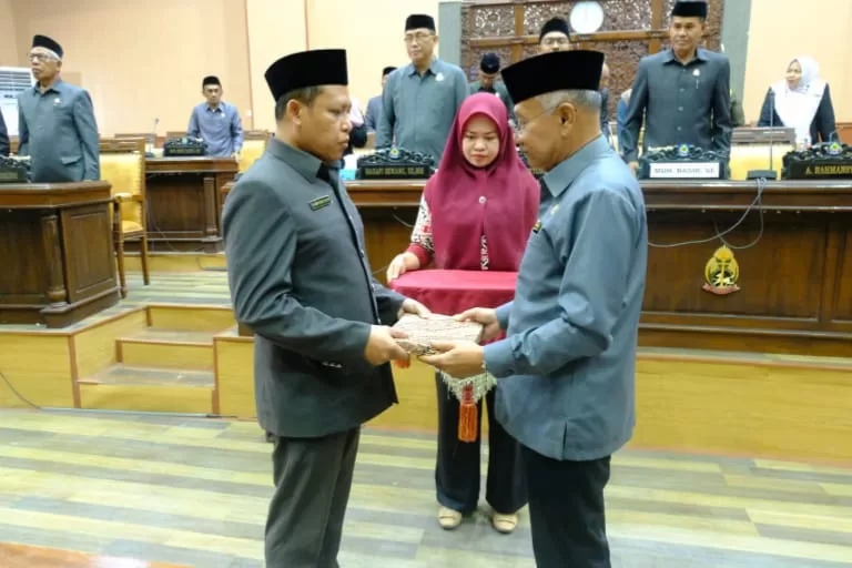 Akhir Masa Jabatan, Bupati Jeneponto Serahkan Ranperda APBD 2024 ke DPRD, Iksan Iskandar Tekankan Ini