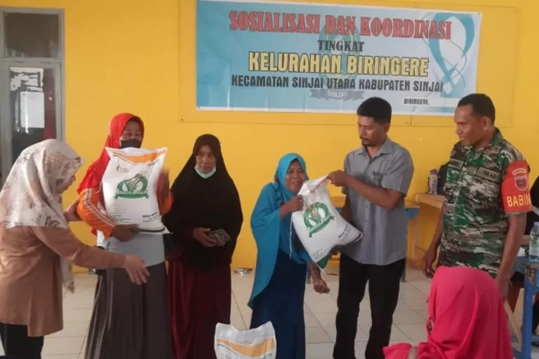 199 RTS di Kelurahan Biringere Terima Bantuan Pangan