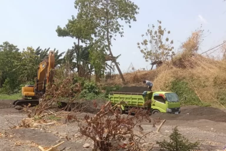 Demi Tambang Ilegal di Polut, Tepi Sungai Batunipa Takalar Dikeruk