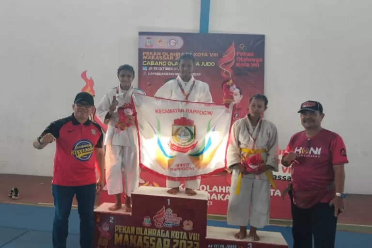 Camat Rappocini Serahkan Medali Emas ke Atlet Putri Judo