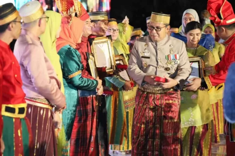 Pemkot Makassar Anugerahi Penghargaan Pegawai Teladan