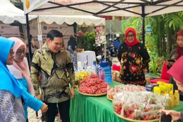 Camat Mamajang Kunjungi Stand Pangan Murah