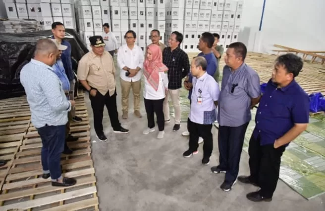 Pastikan Kesiapan Pemilu, Pj Gubernur Sulsel Tinjau Gudang Logistik KPU Luwu Utara