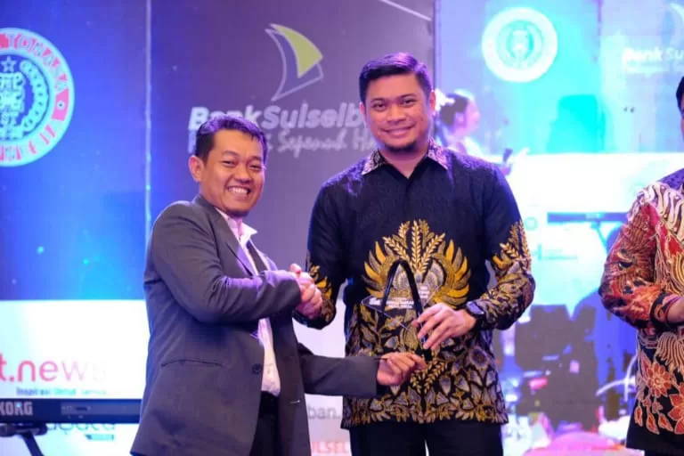 Peduli Media, Bupati Adnan Raih Penghargaan SMSI Award 2023