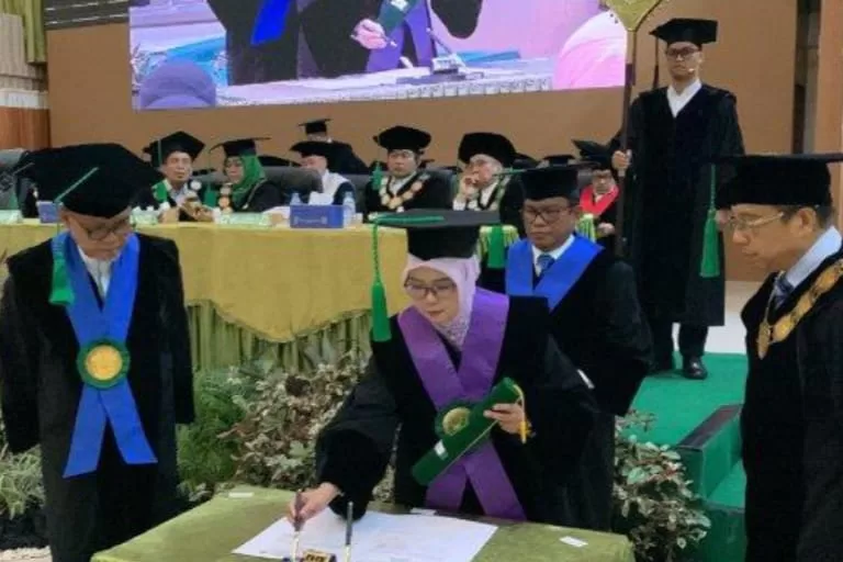 Alumni Pertama FKM Prof Yusriani Resmi Jadi Guru Besar UMI