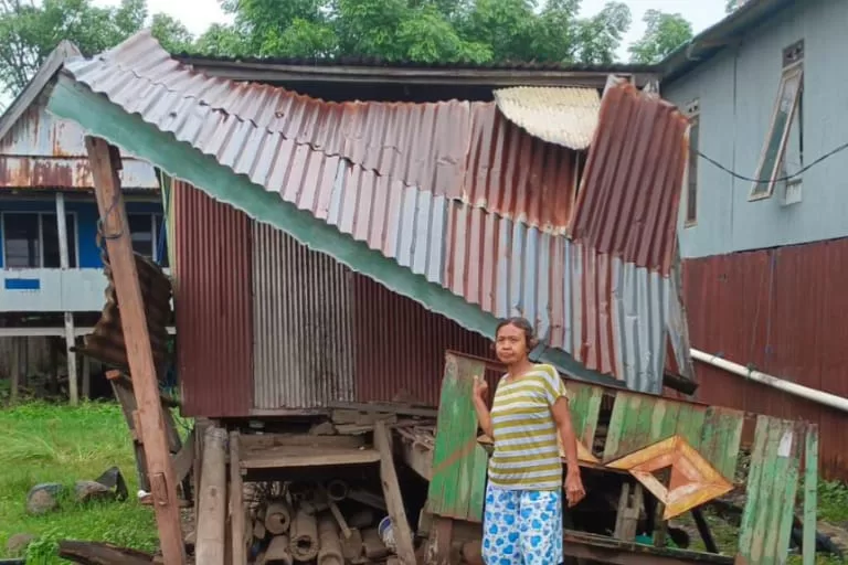 Rumah Tak Berpenghuni Hancur Akibat Angin Kencang di Tamanroya