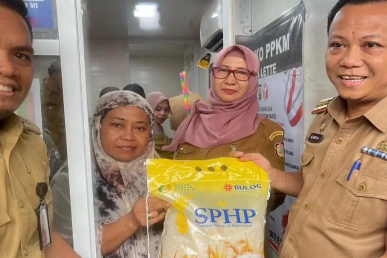 Plt Kadis Ketahanan Pangan Kota Makassar Pantau Gerakan Pangan Murah di Kelurahan Lette