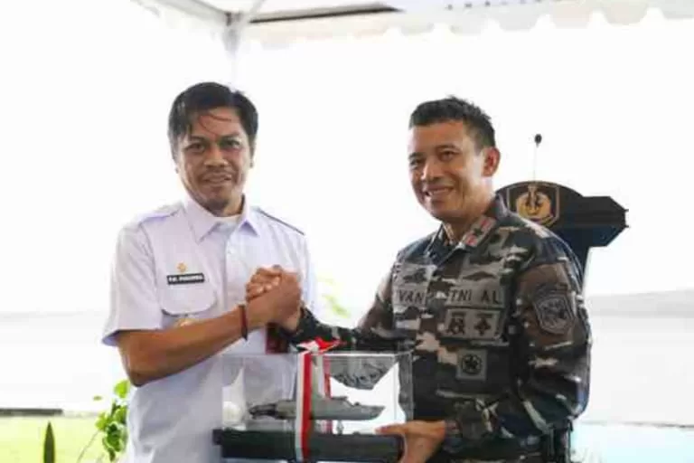 PJ Sekda Sambut Armada Baru Penjaga Laut Makassar KRI Marlin-877