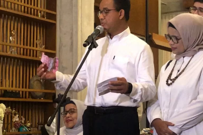 Anies Pamer Amplop Isi Uang Rp 200 Ribu Hasil Sumbangan