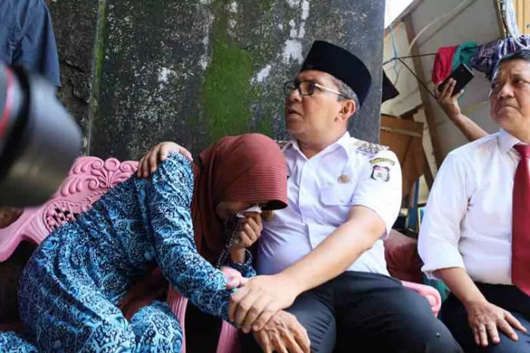 Tangis Ibunda Fahriansyah Petugas KPPS yang Meninggal Pecah Dipelukan Danny Pomanto