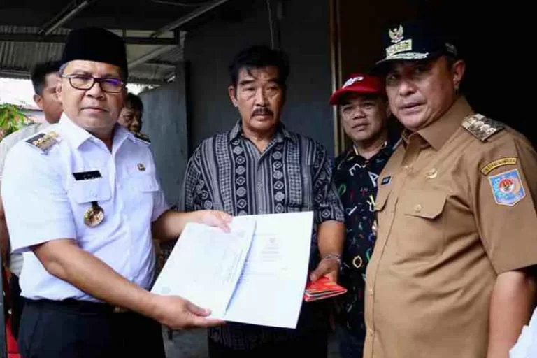 Danny Pomanto Serahkan Akta Kematian dan KK Baru Keluarga Petugas KPPS yang Meninggal Dunia