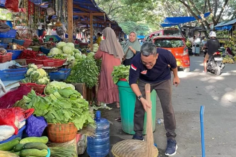 Gerak Spontanitas, Eks Mantan Wabup Jeneponto Paris Yasir Gelar Jumat Bersih di Pasar Karisa