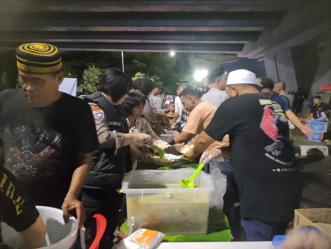 Tim Belajar Berbagi Bersama Polda dan Apdesi Bagi Berbuka Gratis