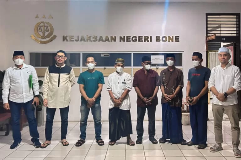 Kejari Bone dan Tim Tabur Intelejen Papua Barat Amankan 5 DPO Tindak Pidana Perikanan