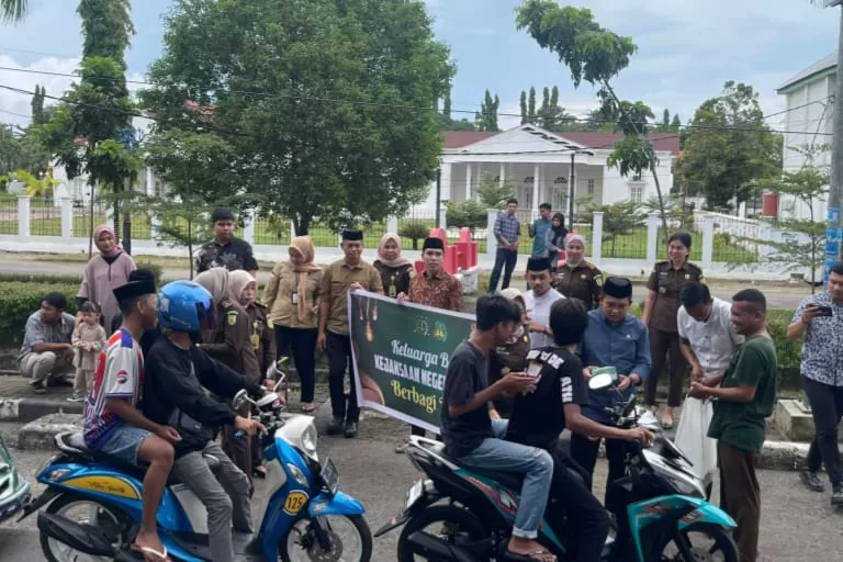 Ramadan Penuh Berkah, Kejari Takalar Bagi Takjil dan Gelar Buka Puasa Bersama