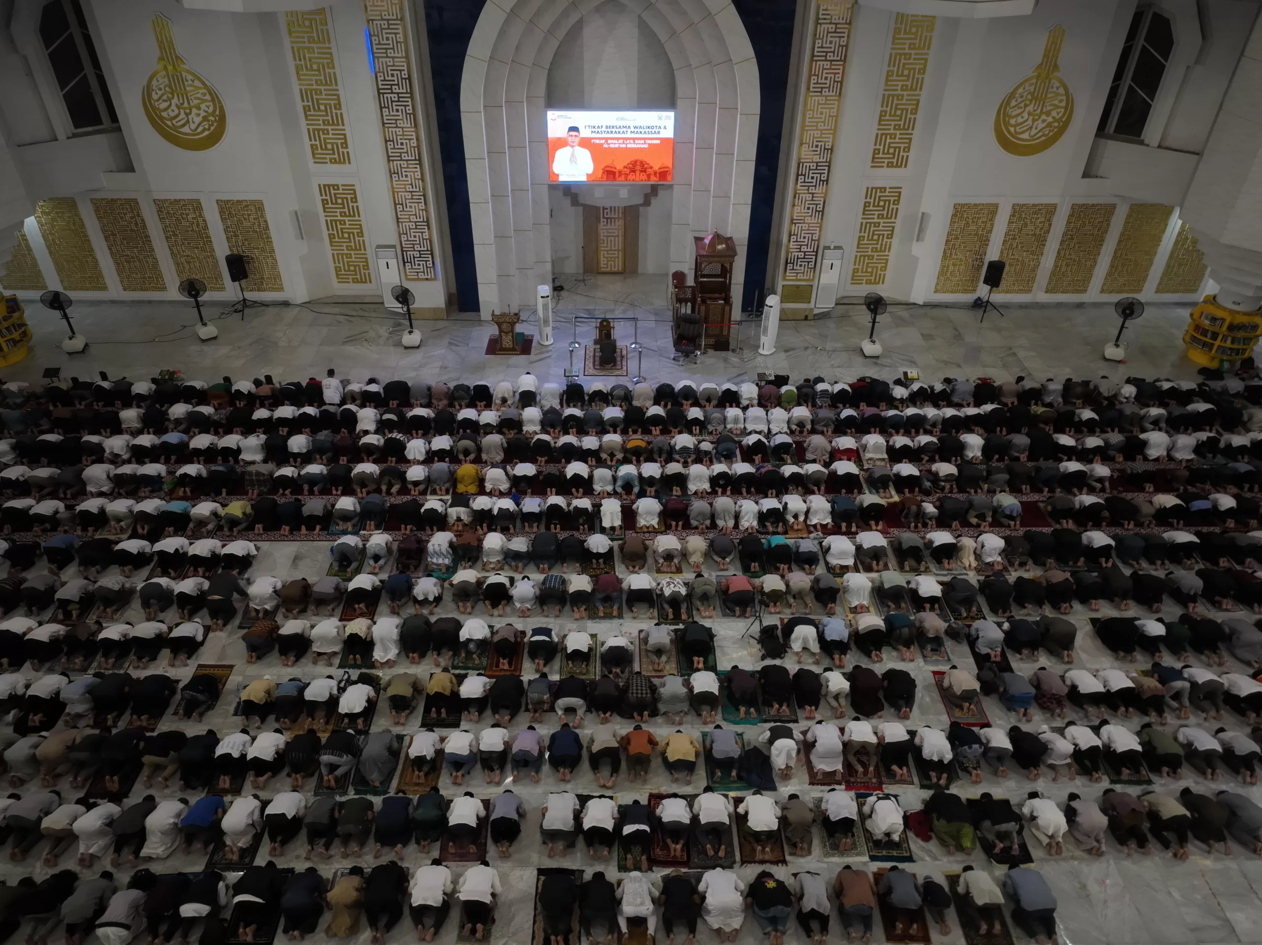 Danny Pomanto dan Ribuan RT-RW se-Makassar Khusyuk Itikaf Ramadan di Masjid Kubah 99