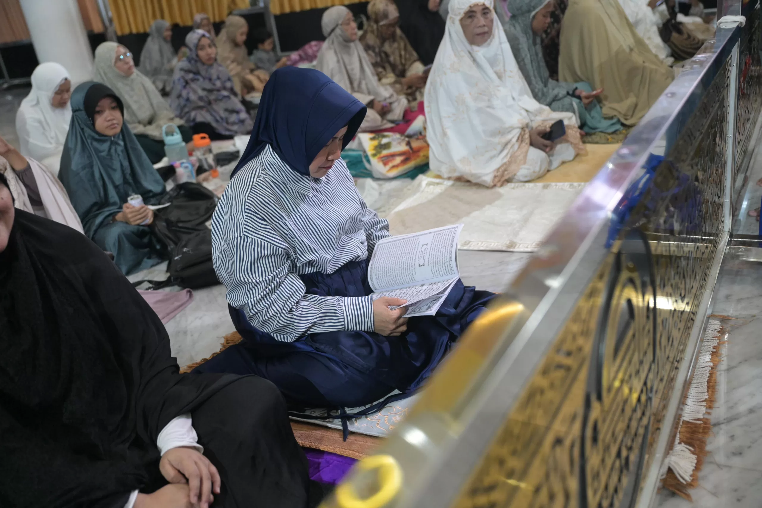 Bersama Warga Makassar, Ketua TP PKK I&#8217;tikaf di Masjid Kubah 99