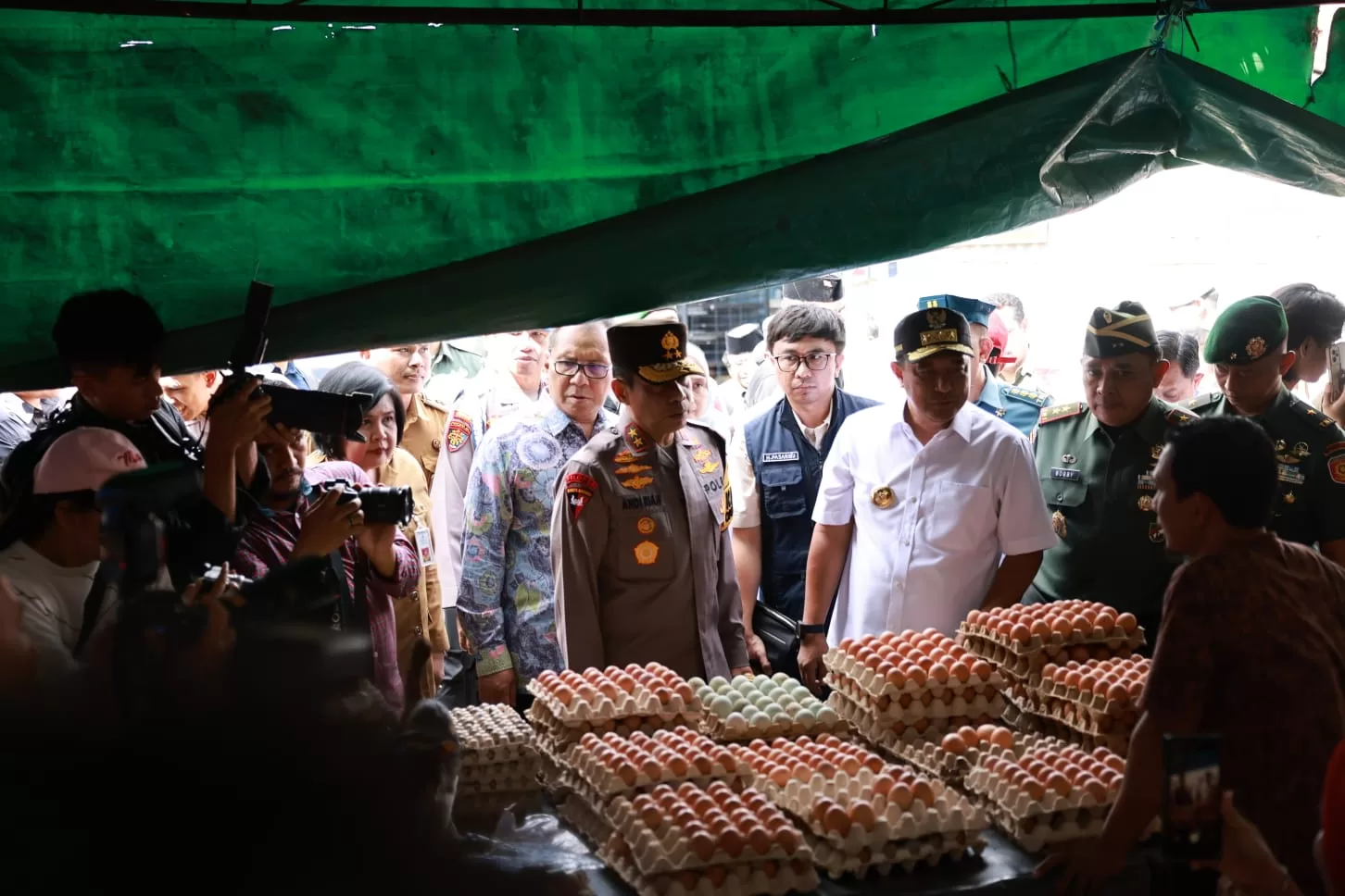 Danny dan Pj Gubernur Tinjau Pasar Terong: Harga Sembako Relatif Stabil