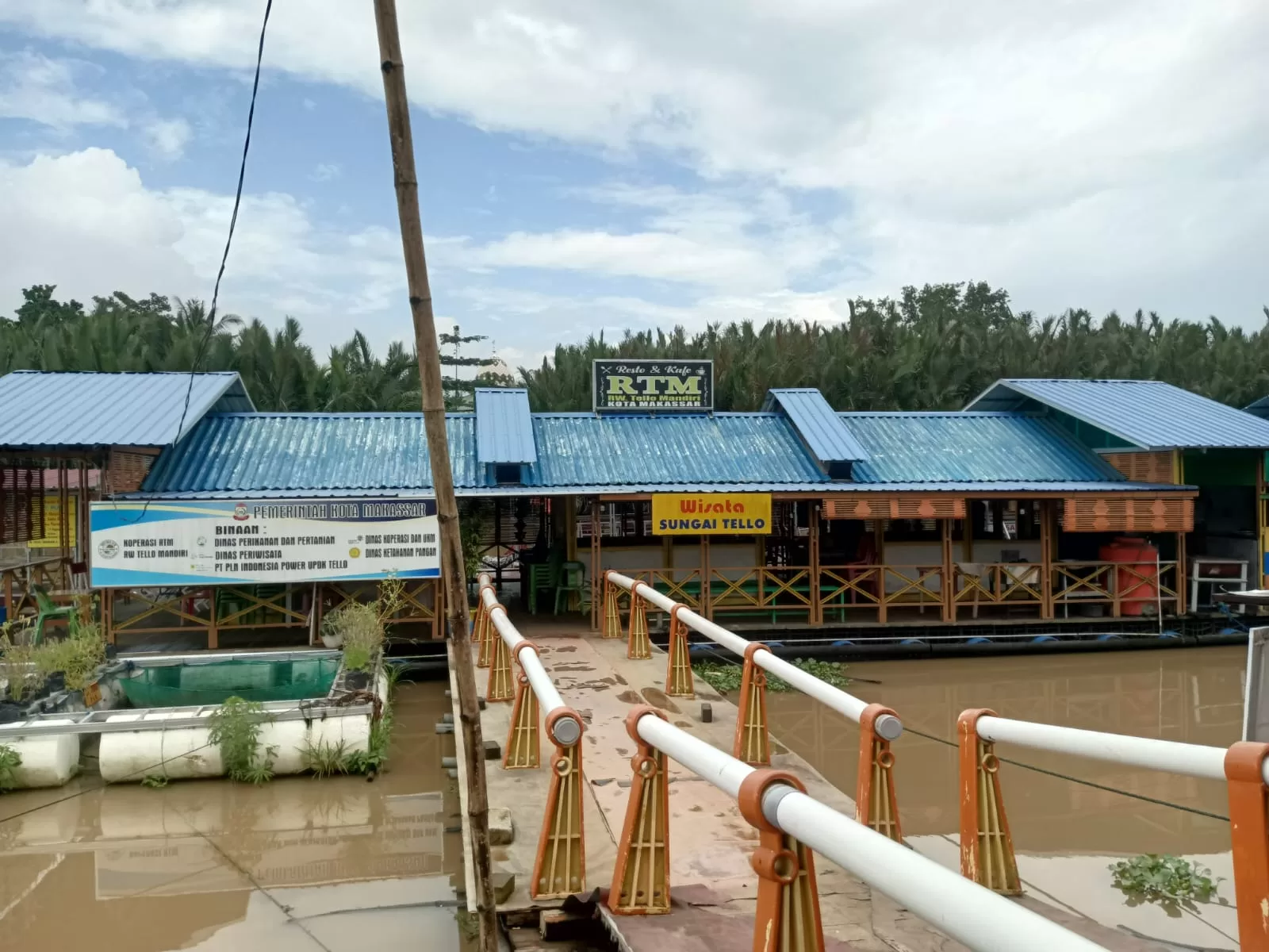 Rumah Makan Terapung Ikon Longwis di Panakkukang