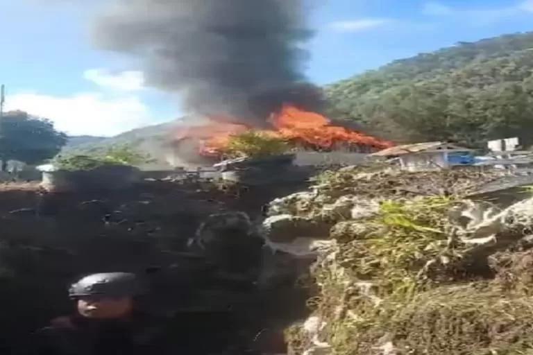 Satu Sekolah Terbakar, 4 Anggota TNI Jadi Sasaran Tembak OPM di Intan Jaya