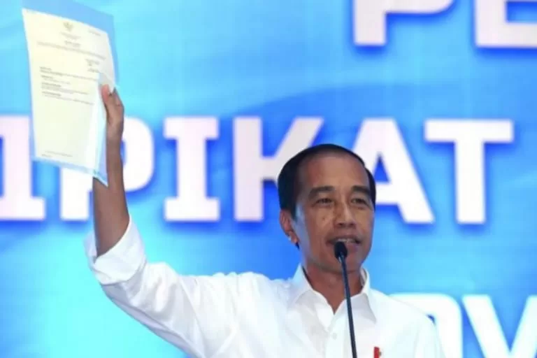 Jokowi Tanda Tangani UU Desa, Kades Kini Bisa Jabat 16 Tahun