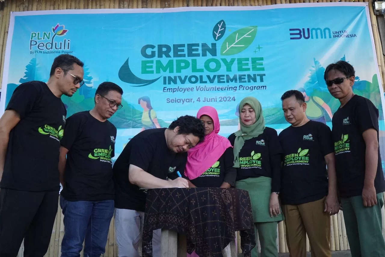 Laksnakan Beach Clean Up, PLN Indonesia Power Lakukan Penanaman Mangrove dan Pelepasan Anak Penyu di Selayar