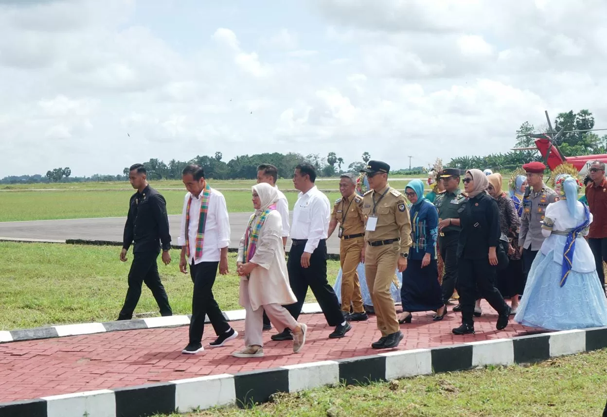 Masyarakat Bone Tumpah Ruah di Jalan Sambut Kedatangan Jokowi