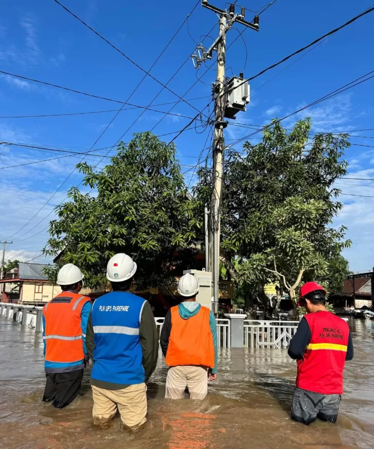 PLN Sulselrabar Amankan Pasokan Listrik Soppeng dan Sidrap Imbas Banjir