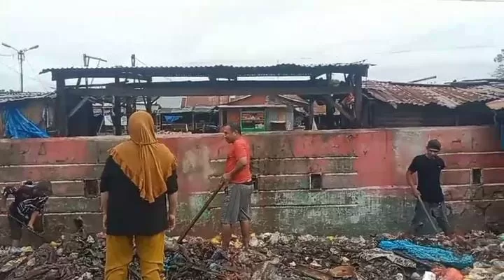 Cegah Bau Busuk, Camat dan Pemuda Tamalatea Kerjasama Bersihkan Sampah di Pasar Tamanroya Jeneponto