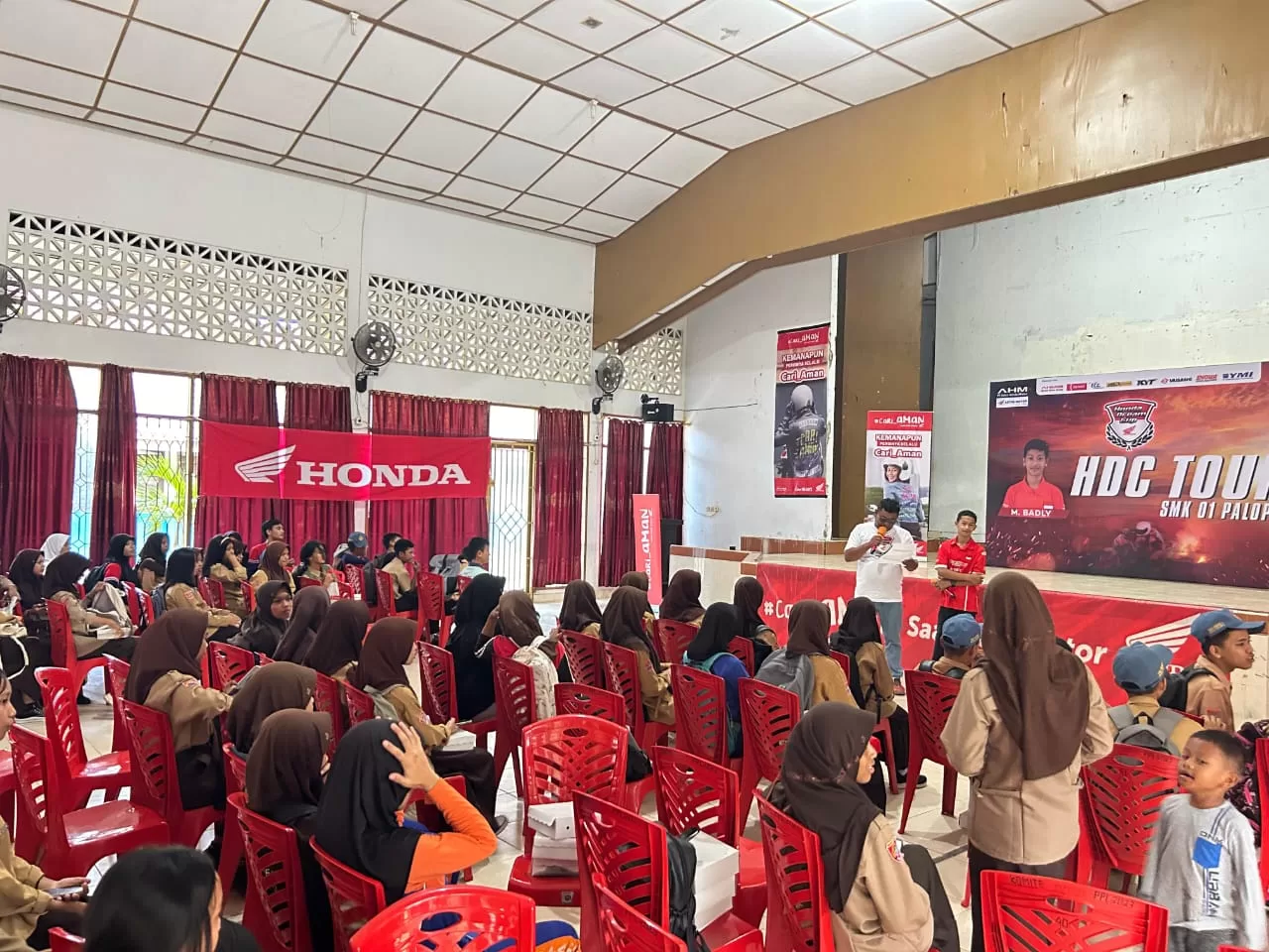 Honda Dream Cup Tour Hadirkan Pebalap Honda M. Badly Ayatullah di SMKN 1 Palopo