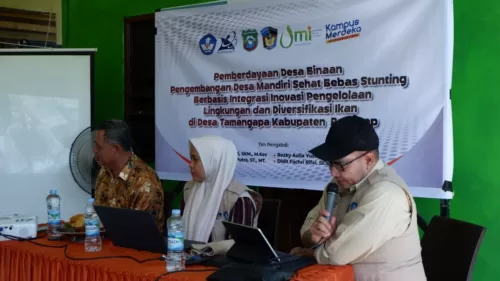 Dosen UMI Edukasi Warga Tamangapa Pangkep, Sulap Limbah Plastik Jadi Batako