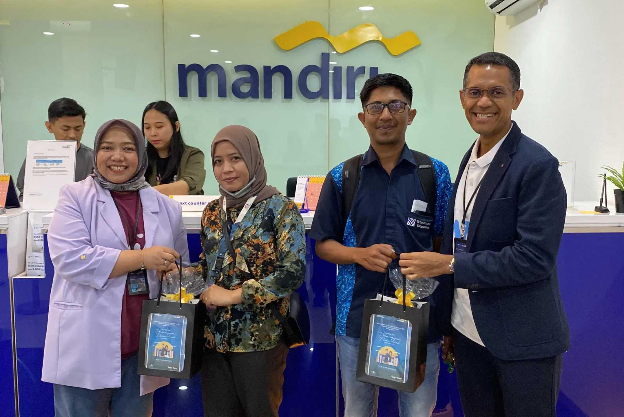 Peringati Hari Pelanggan Nasional, Bank Mandiri Bagikan Bingkisan ke Nasabah di Sulawesi