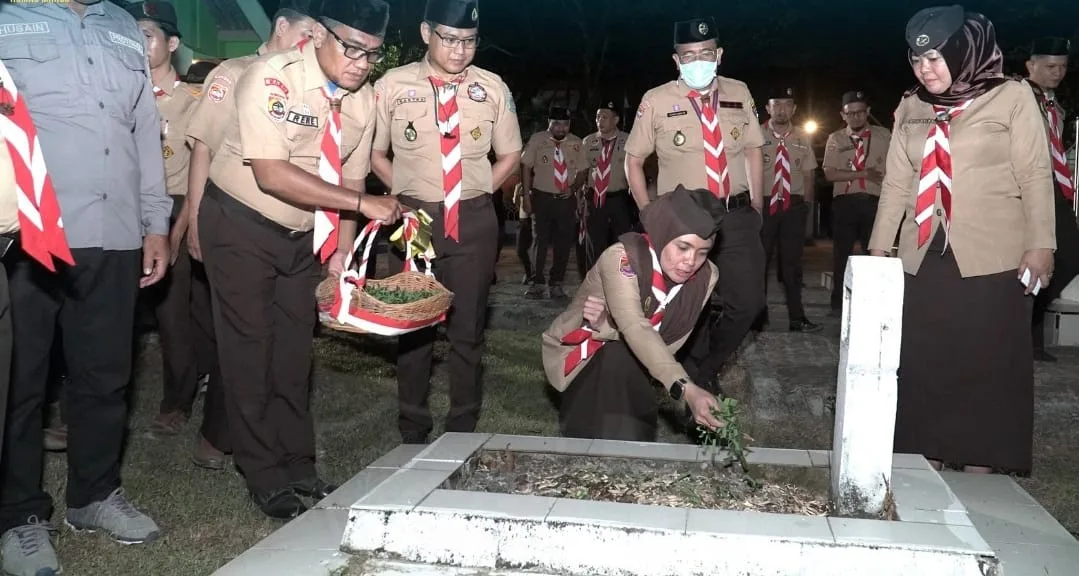 Setelah Kukuhkan Anggota Pramuka Garuda, Suhartina Bohari Pimpin Upacara Penghormatan dan Tabur Bunga di Taman