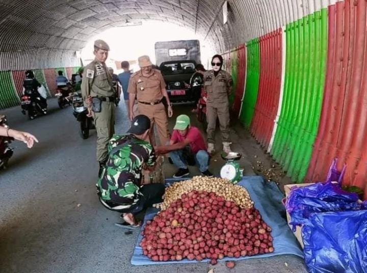 Satpol PP Tertibkan PKL yang Berjualan di Bawah Terowongan Rappokalling Raya