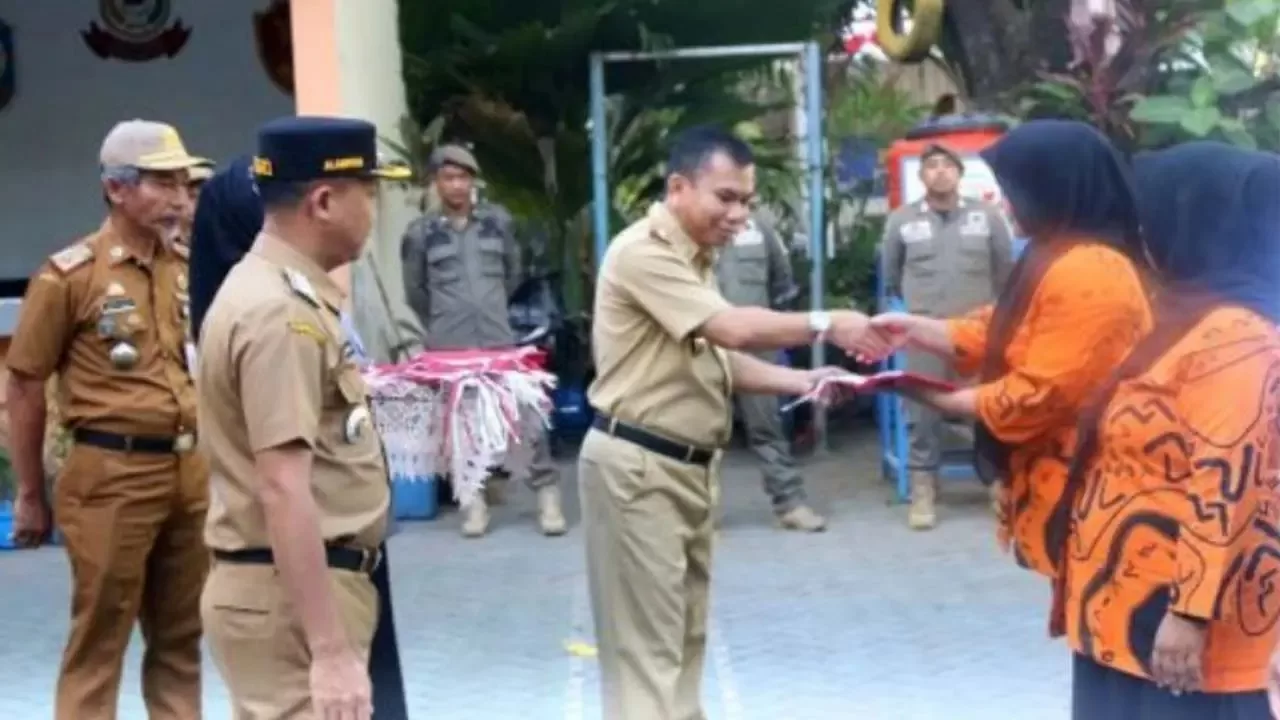 Camat Tallo dan Kesbangpol Hadiri Pembagian Bendera di Kantor Camat