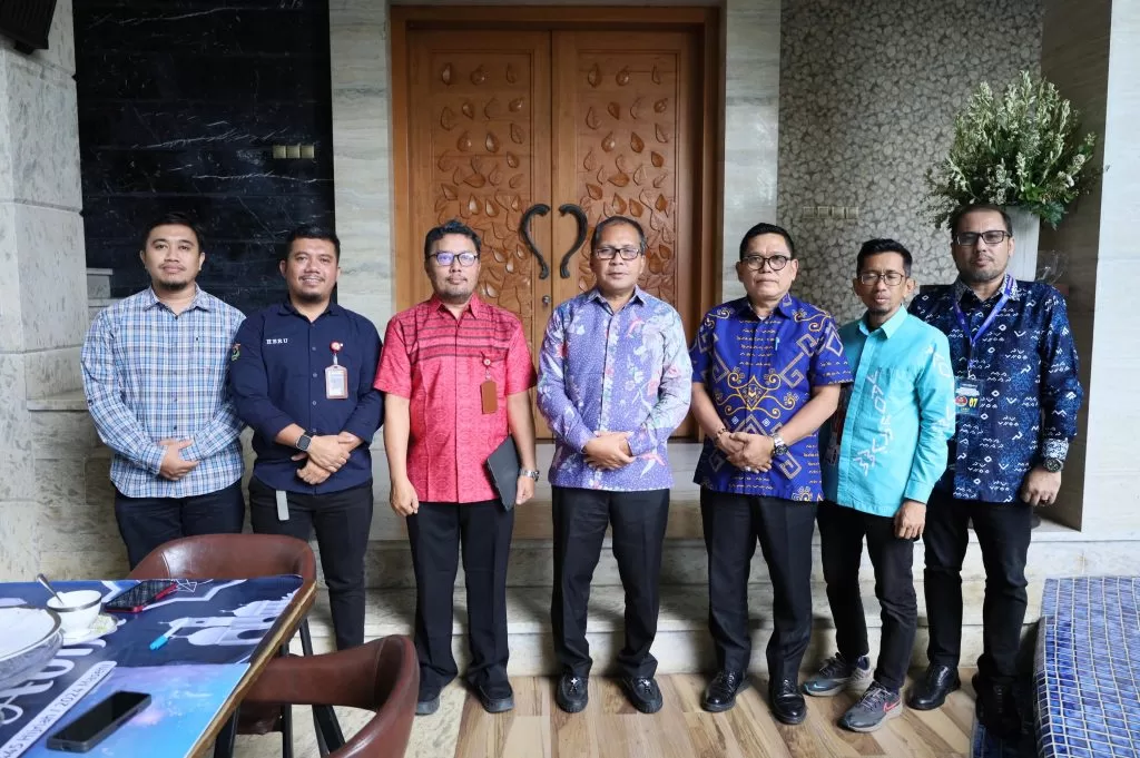 Danny Bakal Sambut dan Jamu Peserta Program Budaya ICP di Kapal Pinisi