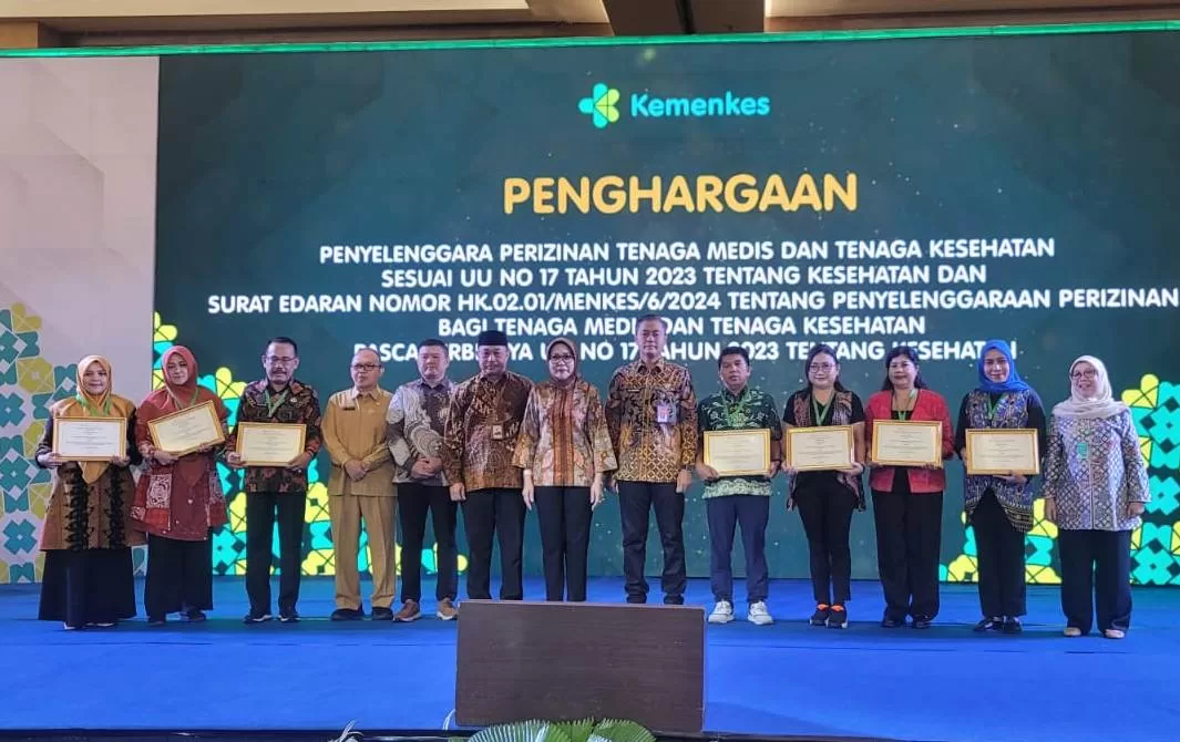 Sukses Selenggarakan Perizinan Tenaga Kesehatan, DPMPTSP Diganjar Penghargaan