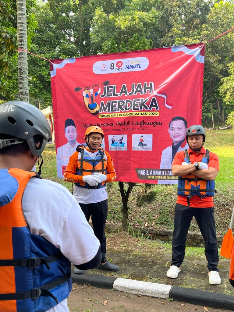 Habib Idrus Salim Al-Jufri Bersama Tim Bersihkan Kali Pesanggraha