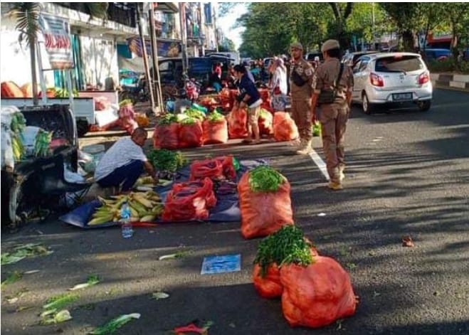 Satpol PP Tertibkan PK5 yang Berjualan di Bahu Jalan