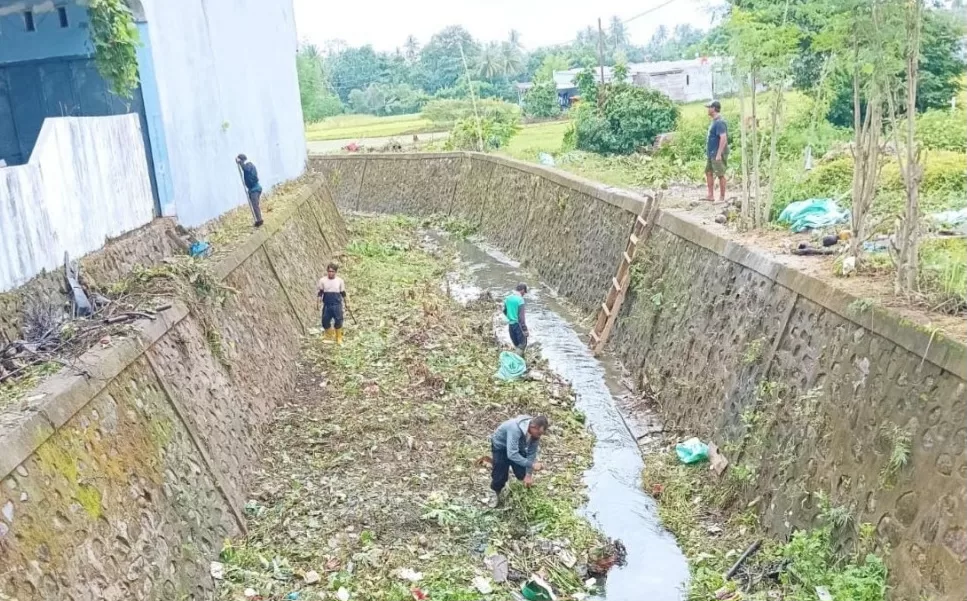 Jumat Bersih, DLHK Sinjai Bersama Warga Turun Lakukan Pembersihan Kanal