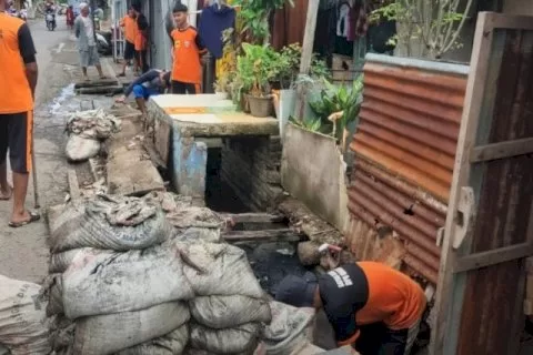 Dinas PU Turunkan 9 Satgas Drainase Keruk Sedimen di Jalan Dg Nganjung