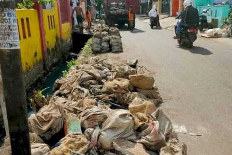 Dinas PU Makassar Lakukan Normalisasi di Jalan Toddupuli