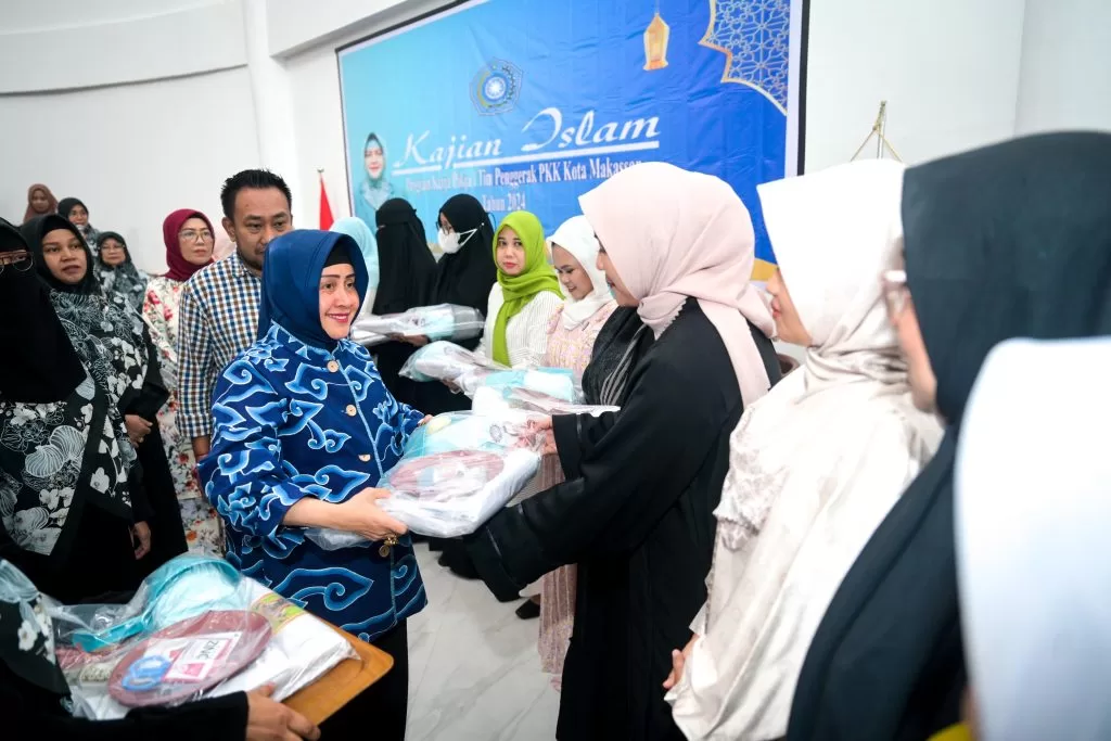 Indira Beri Bantuan Paket Kain Kafan ke Semua PKK Kecamatan